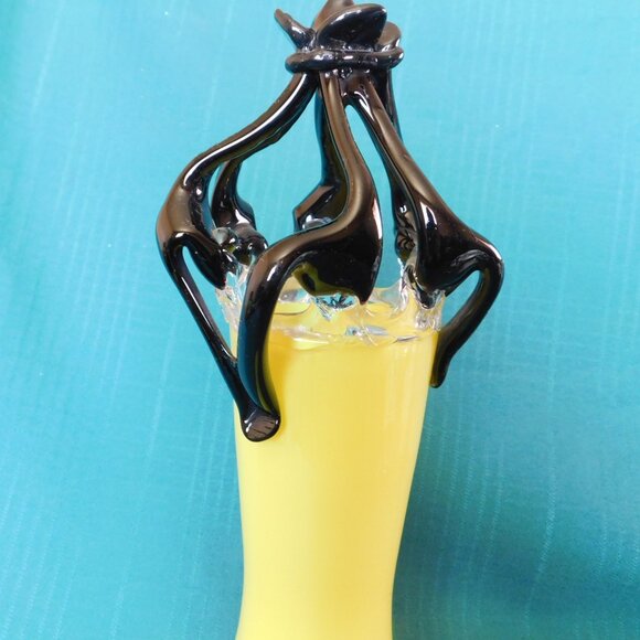 Yellow and black art glass vase near mint condition - Picture 3 of 5